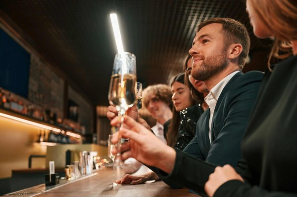 Wie kann man einen eleganten Stil mit lockerer Strickmode für das Büro schaffen?