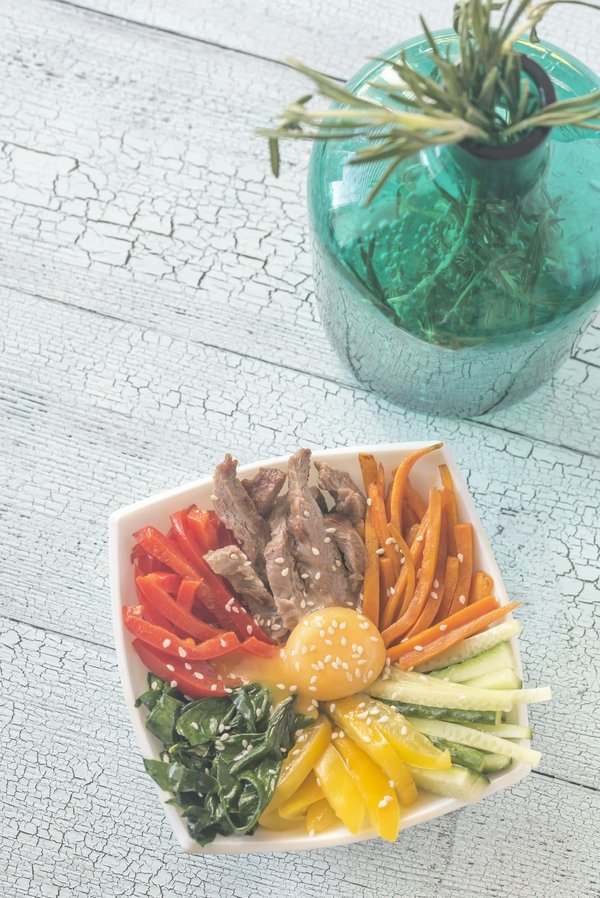 Wie macht man ein traditionelles koreanisches Bibimbap mit Gemüse und Ei?