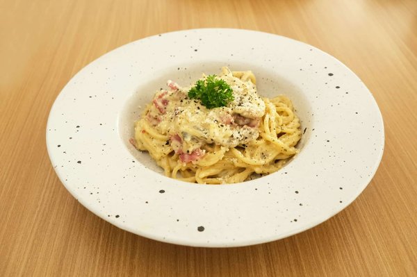 Was sind die Geheimnisse für eine perfekt cremige Carbonara ohne Sahne?